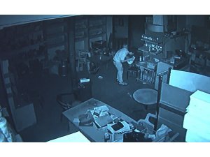 Camı kırıp girdiği iş yerini soydu, o anlar kameraya yansıdı