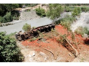 Domates yüklü tır köprüden uçtu: 1 ölü