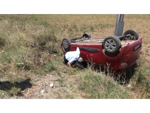 Ters devrilen otomobilden yara almadan kurtuldu