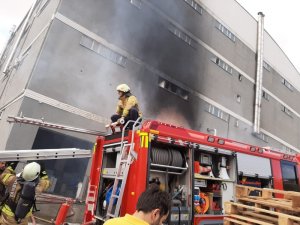 Hadımköy’de bir plastik fabrikası alev alev yandı