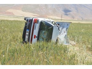 Otomobil tarlaya devrildi: 4 yaralı