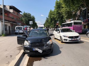 Sakarya’da iki otomobil çarpıştı: 1’i çocuk 4 yaralı