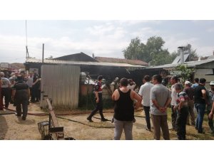 Yanan ahırda 8 koyun telef oldu, 4 kişi zehirlendi