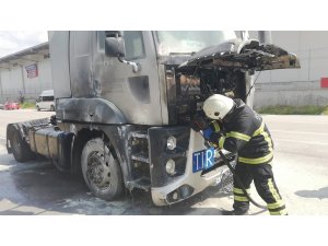 Tırda çıkan yangını itfaiye söndürdü