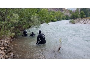 Kayıp genci arama çalışmaları çok sayıda ekiple sürüyor