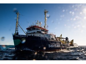 Göçmenlerin bulunduğu gemi İtalya karasularına girdi