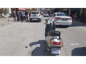 Otomobilin çarptığı motosiklet sürücüsü yaralandı