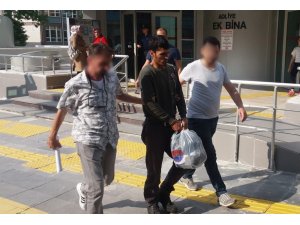 Uyuşturucu sattıkları öne sürülen biri yabancı uyruklu iki zanlı tutuklandı