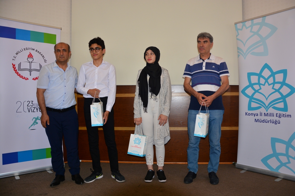 Konya’da LGS sınavında tam puan alan öğrencilere plaket