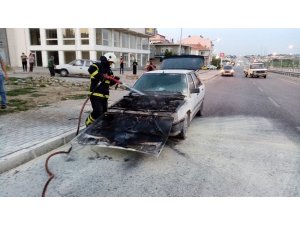 Seyir halindeki araç alev alev yandı