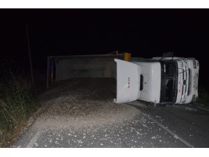 İzmir’de çakıl yüklü tır devrildi: 1 yaralı