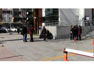 ’Kedin üzerimi pisledi’ diyerek arkadaşının boğazını kesen sanık hakim karşısında