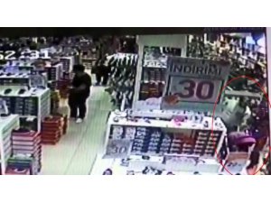 AVM’deki mağazada bebek pusetinden 20 bin lira çalan hırsızlar kamerada