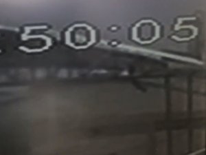 Rüzgar çatıdaki ustayı böyle uçurdu, Tarzan gibi hayatta kaldı