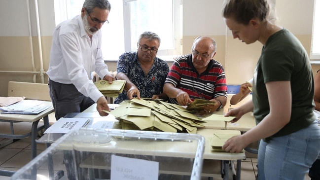 O anket hep masadaydı... "AK Parti yüzde 11’lik fark olduğunu tespit etmişti"