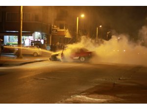 Seyir halindeki otomobil alev alev yandı