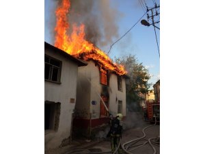 2 katlı metruk bina alevlere teslim oldu