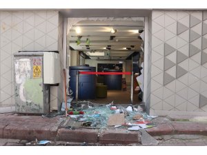 Kaldırım taşı ile camı kırıp 1 dakikada 80 bin TL’lik telefon ve tablet çaldılar