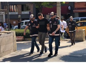 Mezuniyet töreninde yakayı ele verdi