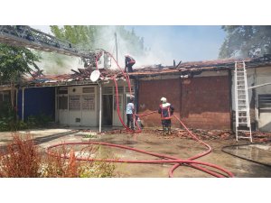 60 yıllık restoranın çatısı yandı