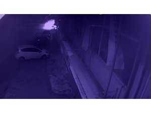 Polisten kaçan otomobil yayaların arasına böyle daldı