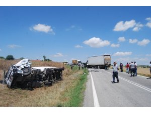 Asfalt yüklü tır, kamyonla kafa kafaya çarpıştı: 2 ağır yaralı