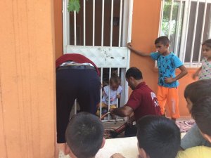 Başını demir korkuluğa sıkıştıran çocuk kurtarıldı