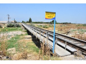 Yaşlı adam trenden korkup köprüden atladı