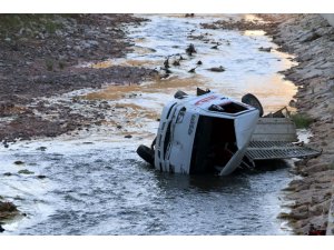 Hekimhan’da kamyonet dereye uçtu: 2 yaralı