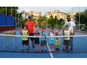 Yunusemre’de yaz tenis kursu başladı