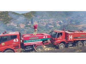 Yerleşim yerlerine yakın makilik alanda yangın, müdahale sürüyor