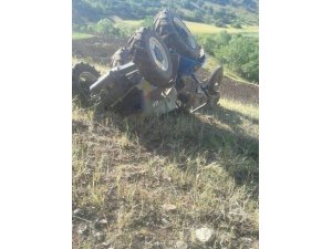 Kontrolden çıkan traktör devrildi: 2 yaralı