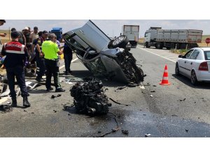 Tırın çarptığı otomobilin motoru yola fırladı: 1 ağır yaralı