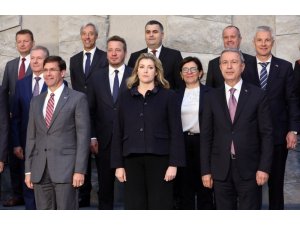 Bakan Akar, NATO’da Savunma Bakanları aile fotoğrafına katıldı