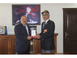 Kıbrıs gazilerine madalya ve berat