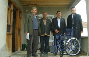 Engelliye tekerlekli sandalye yardımı