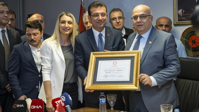 İBB'de tören... Ekrem İmamoğlu mazbatasını aldı!