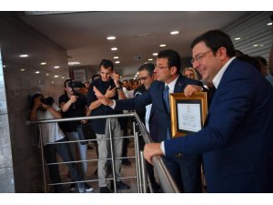 İmamoğlu, mazbatasını aldı