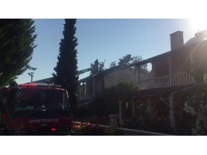 İzmir’de villanın çatısı yandı