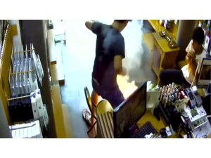 Cep telefonu bataryası bomba gibi patladı