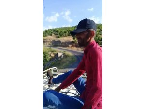 Gençlerin minibüs üzerinde tehlikeli yolculuğu