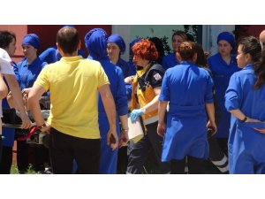 Enjeksiyon makinesinden sızan dumandan en az 15 kişi zehirlendi