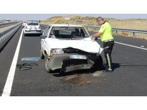 Lastiği patlayan araç refüje çarptı: 4’ü çocuk 7 yaralı