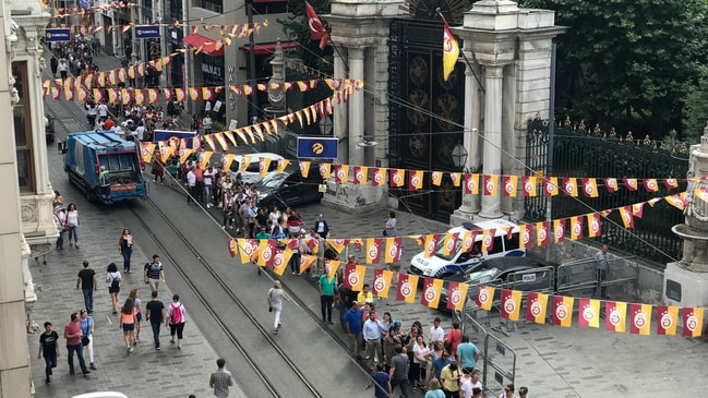 İstiklal'de “istikbal" kuyruğu 50 kişilik kontenjana 10 bin başvuru...