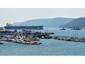 Bakıma götürülen tanker Çanakkale Boğazı'ndan geçirildi