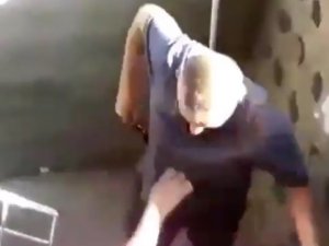 Yengelerini dövüp bıçakla saldırdı