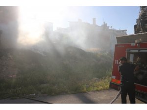 Ot yangını mahalleyi duman içinde bıraktı