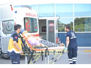 Hafif ticari araçla otomobil çarpıştı: 6 yaralı