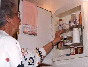 Yaşlılar tavsiye üstüne ilaç kullanıyor