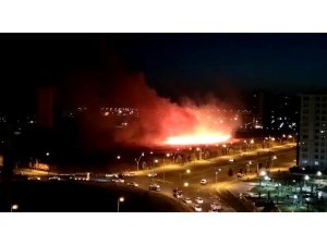 Diyarbakır’da anız yangını gecenin karanlığını aydınlattı